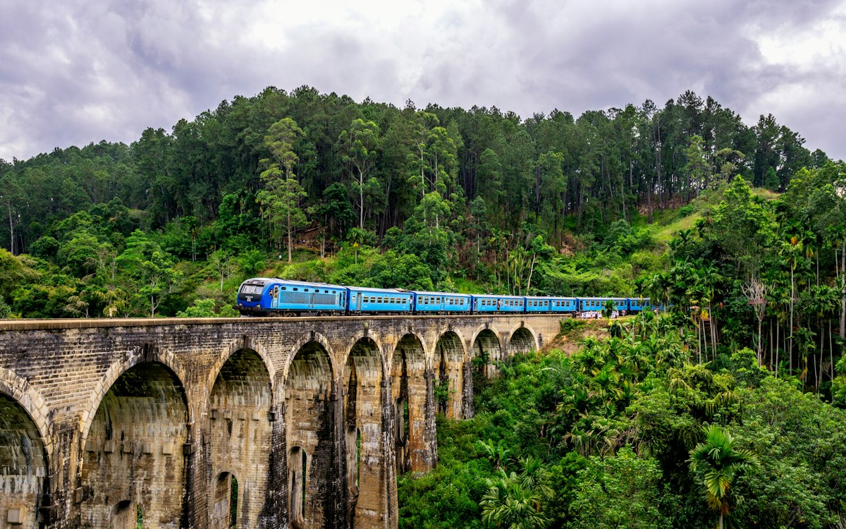 Sri Lanka Drivers: How to Choose a Trusted One 2 Blue train crossing the Nine Arches Bridge through Sri Lanka's green hill country near Ella